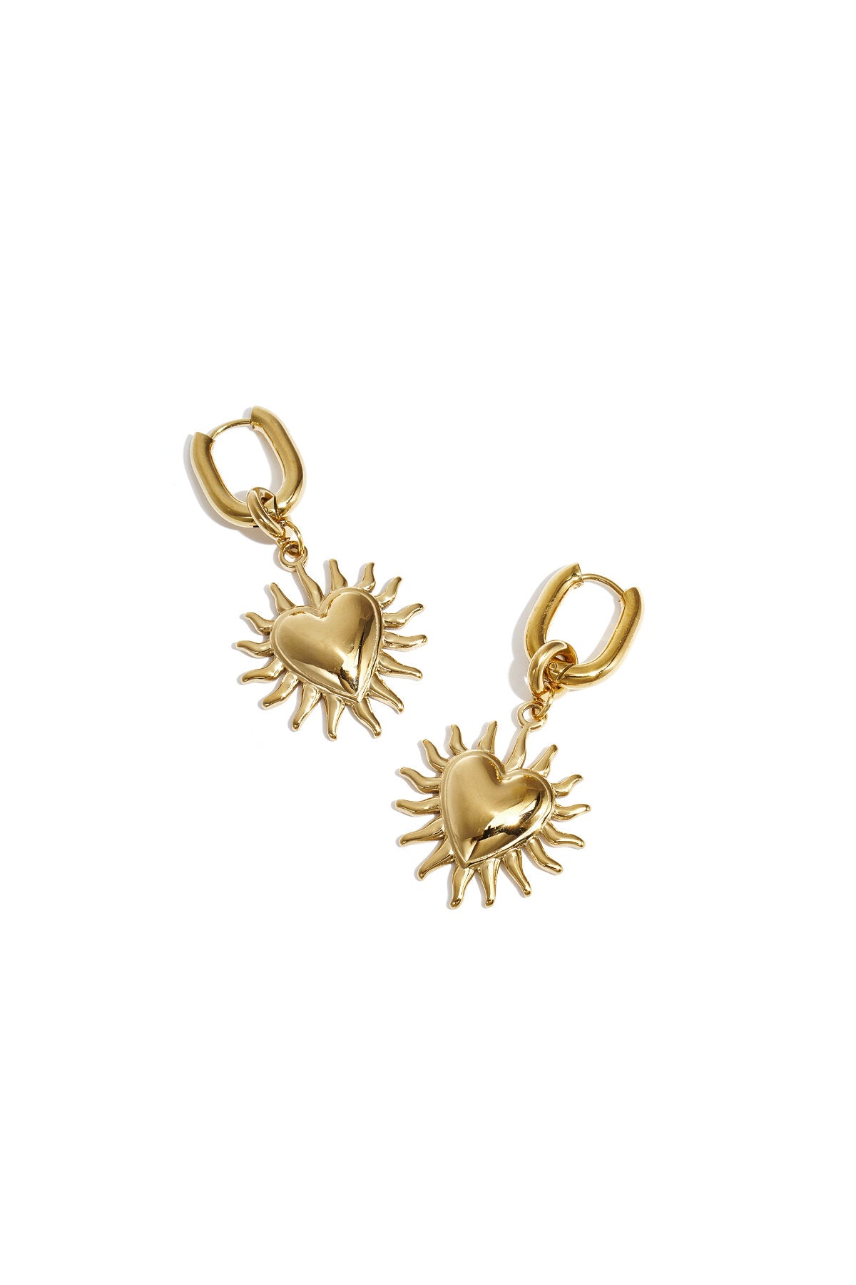 Boucles d'oreilles avec des cœurs pendants et des rayons de soleil
