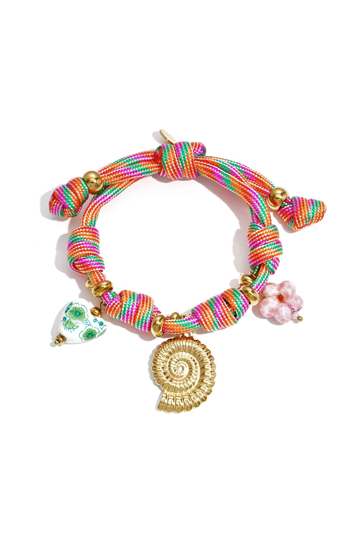 Bracelet en corde avec nœuds et breloques en coquillage