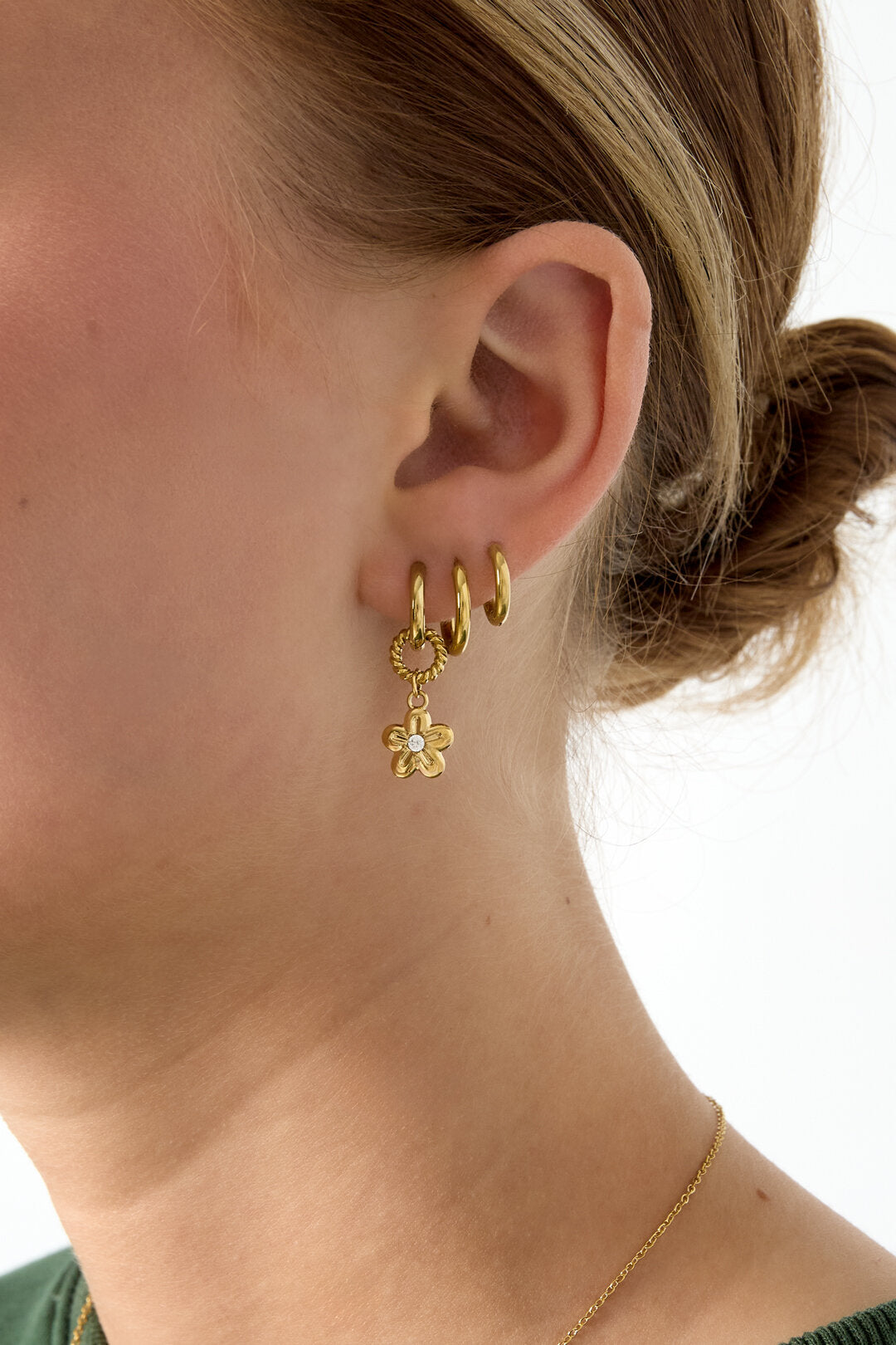 Boucles d'oreilles avec une marguerite pendante