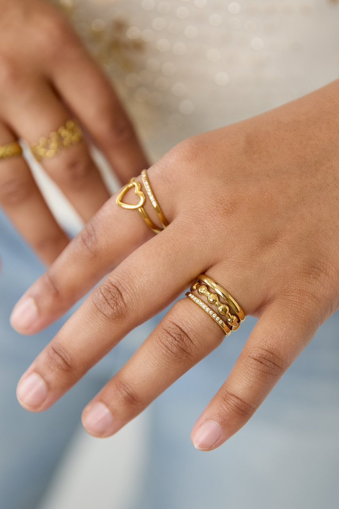 Bague à trois rangs ornée de détails ronds et de pierres