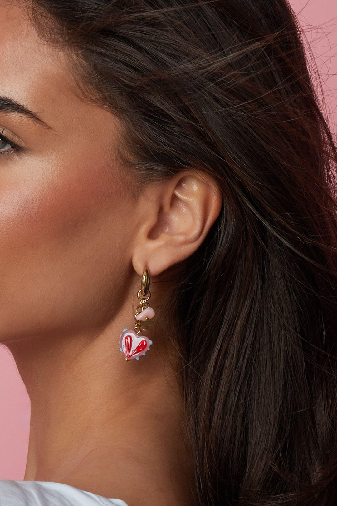 Boucles d'oreilles avec des breloques en forme de cœur colorées