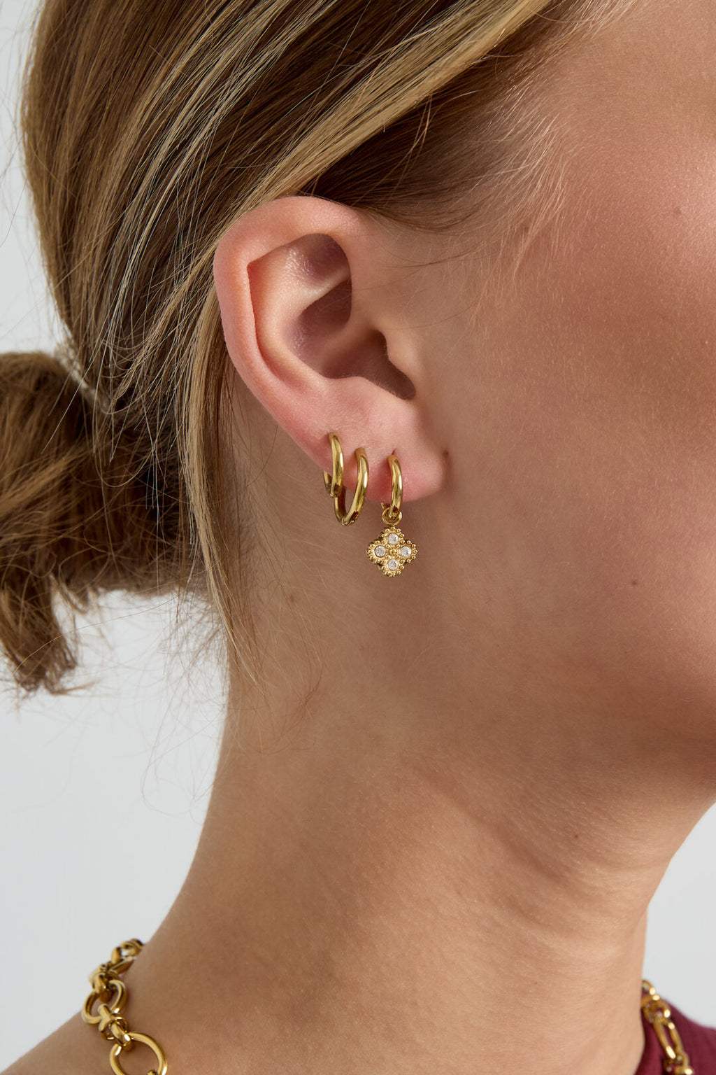 Petites boucles d'oreilles créoles avec breloque trèfle sertie de zirconiums