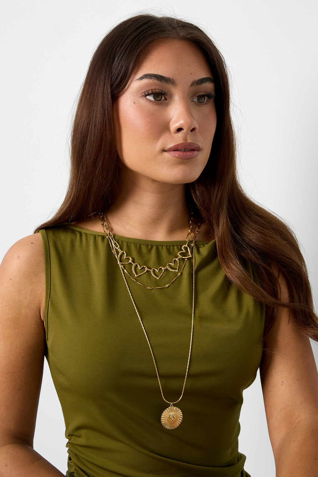 Collier à détails plats et grand pendentif