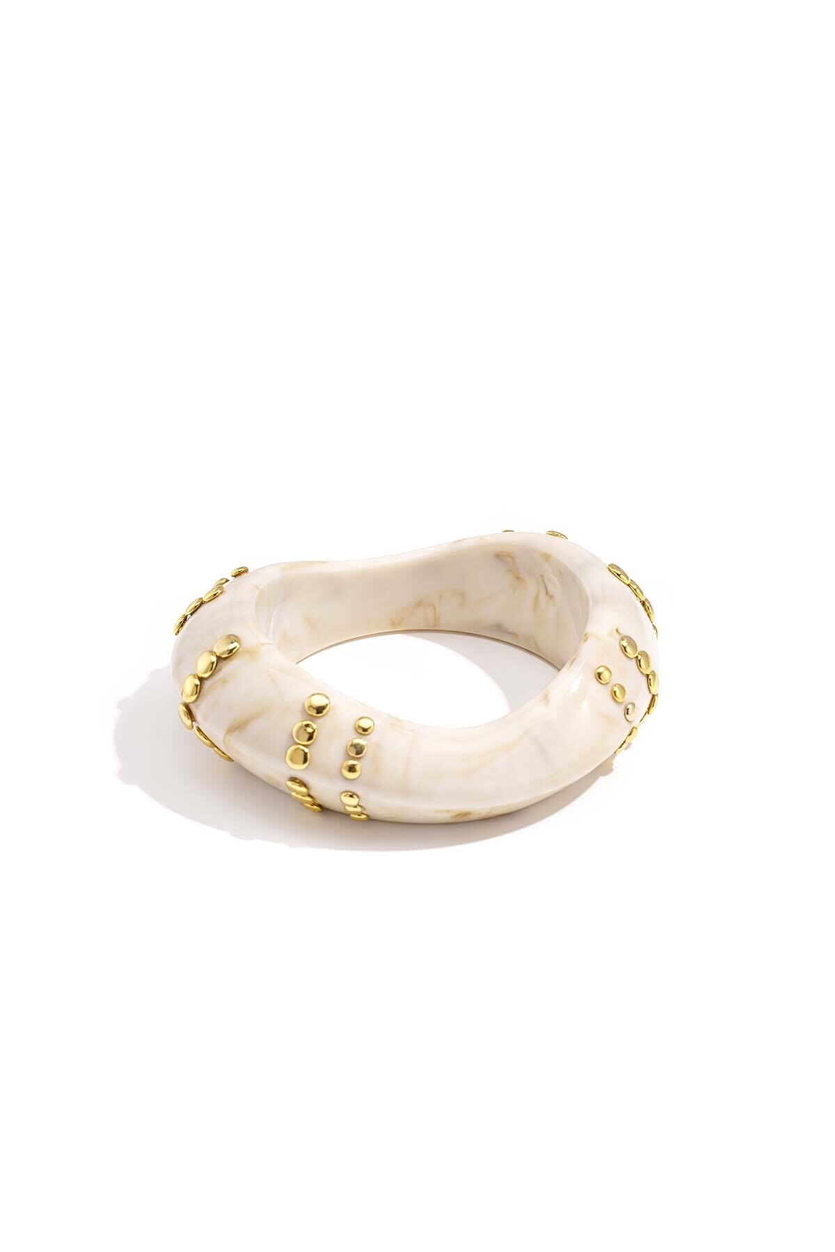 Bracelet jonc en résine avec clous à motif rayé