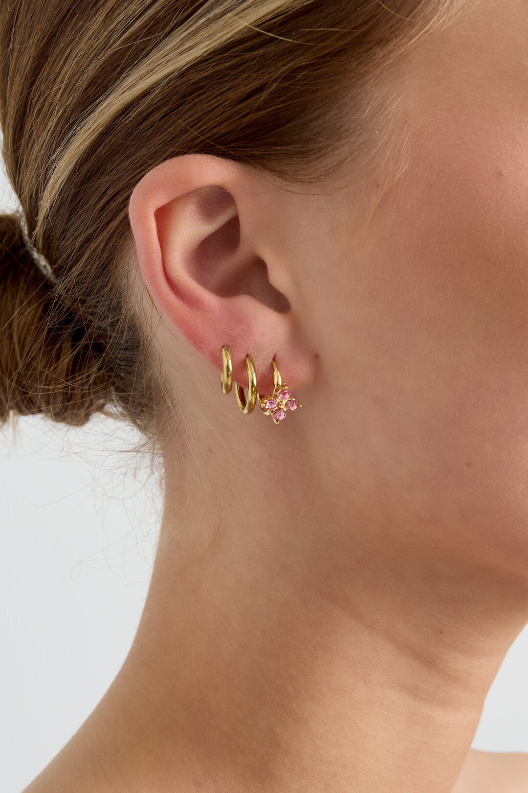 Petites boucles d'oreilles créoles avec des pierres en forme de trèfle