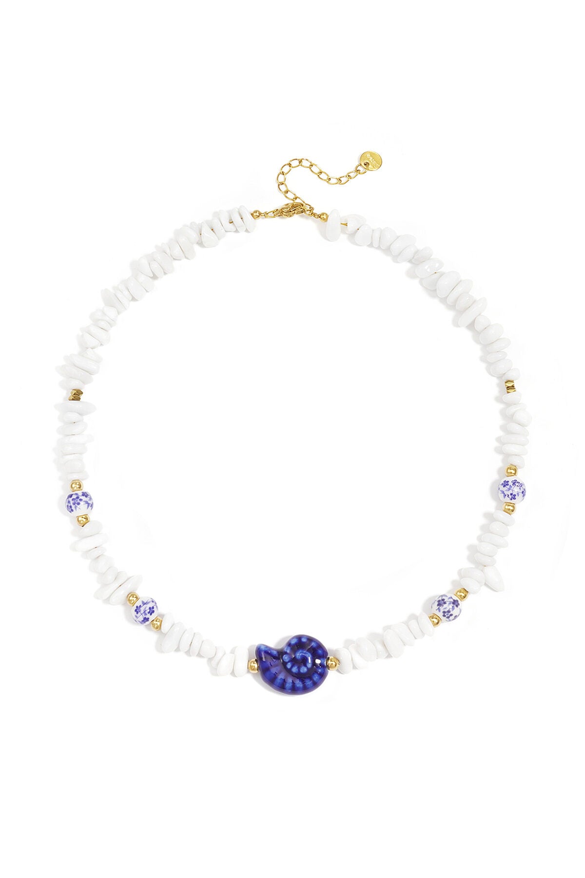 Collier composé de perles de pierre, de perles blanches ornées de fleurs bleues et d'un coquillage décoratif.