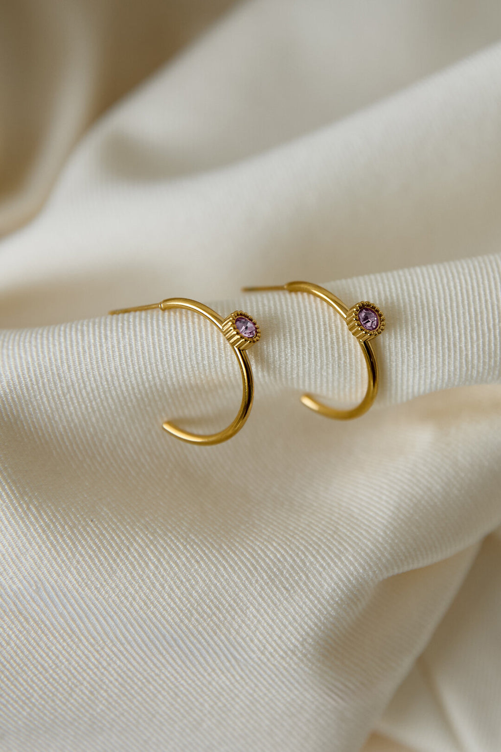 Boucles d'oreilles créoles avec pierre ronde