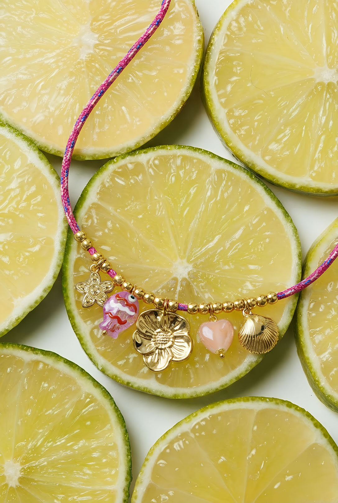Collier en cordon coloré avec pendentifs variés et pendentif poisson