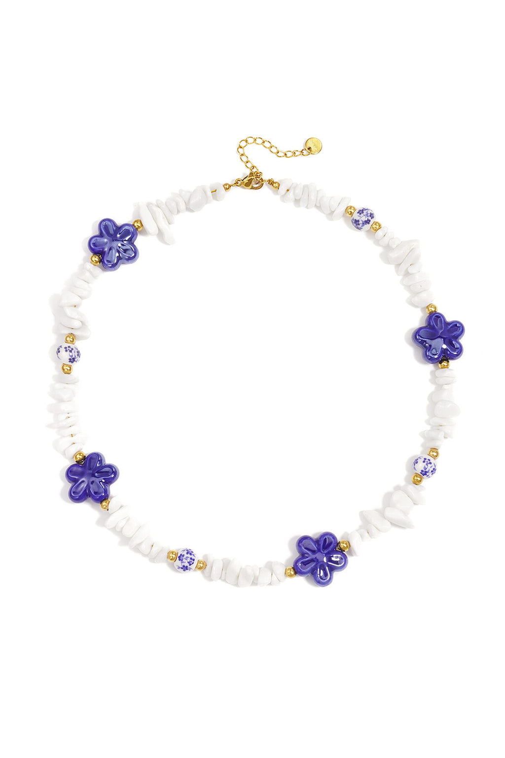 Collier composé de perles de pierre, de perles blanches ornées de fleurs bleues et de fleurs décoratives.