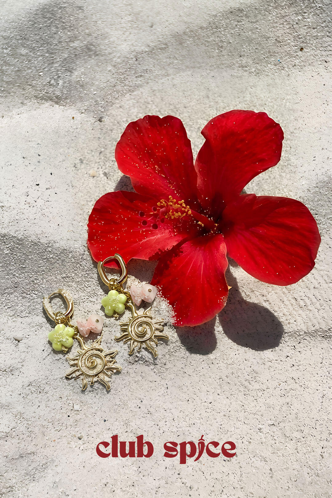 Boucles d'oreilles créoles ovales avec breloques soleil et perles