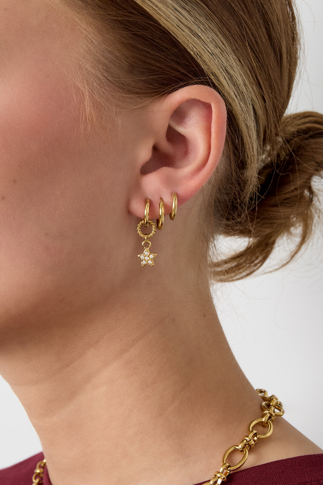 Petite boucle d'oreille avec étoile pendante ornée