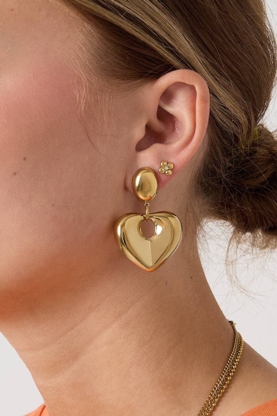 Boucles d'oreilles pendantes en forme de cœur gonflé.