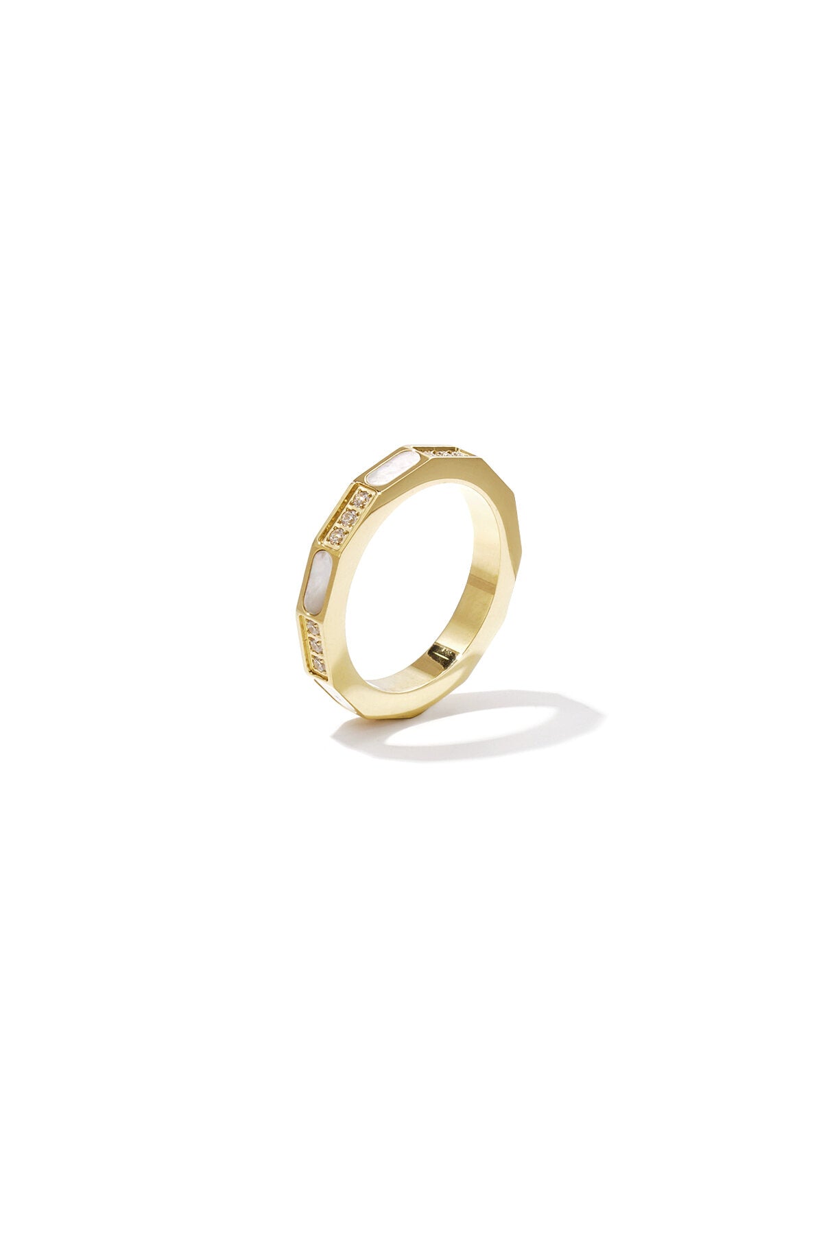 Bague angulaire ornée de pierres et de détails en nacre