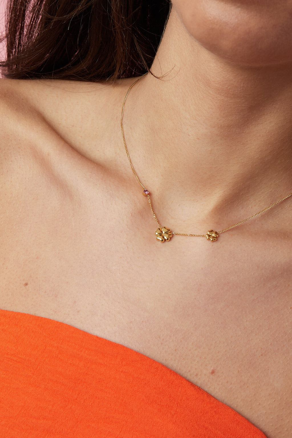 Collier orné de trèfles et de pierres colorées
