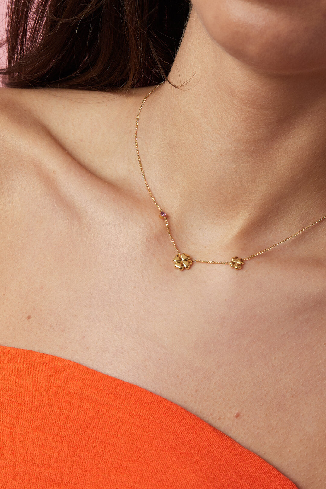 Collier orné de trèfles et de pierres colorées