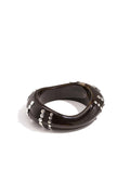 Bracelet jonc en résine avec clous à motif rayé