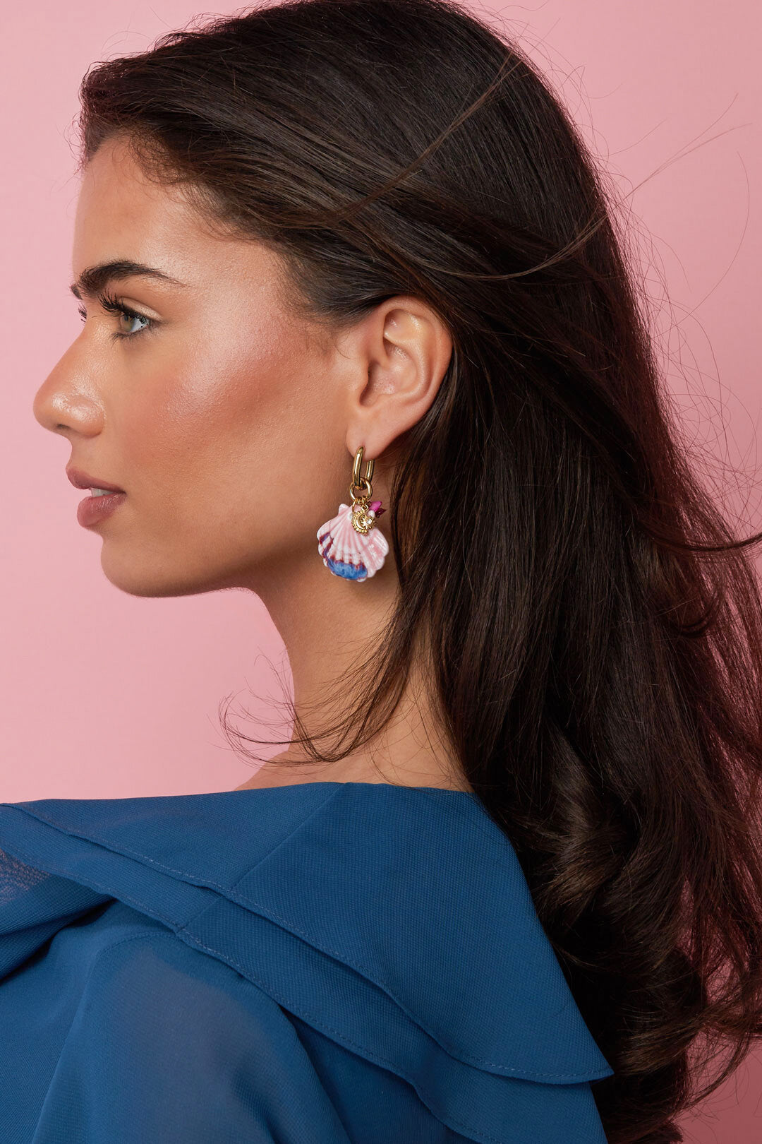 Boucles d'oreilles avec de gros coquillages et des breloques en perles