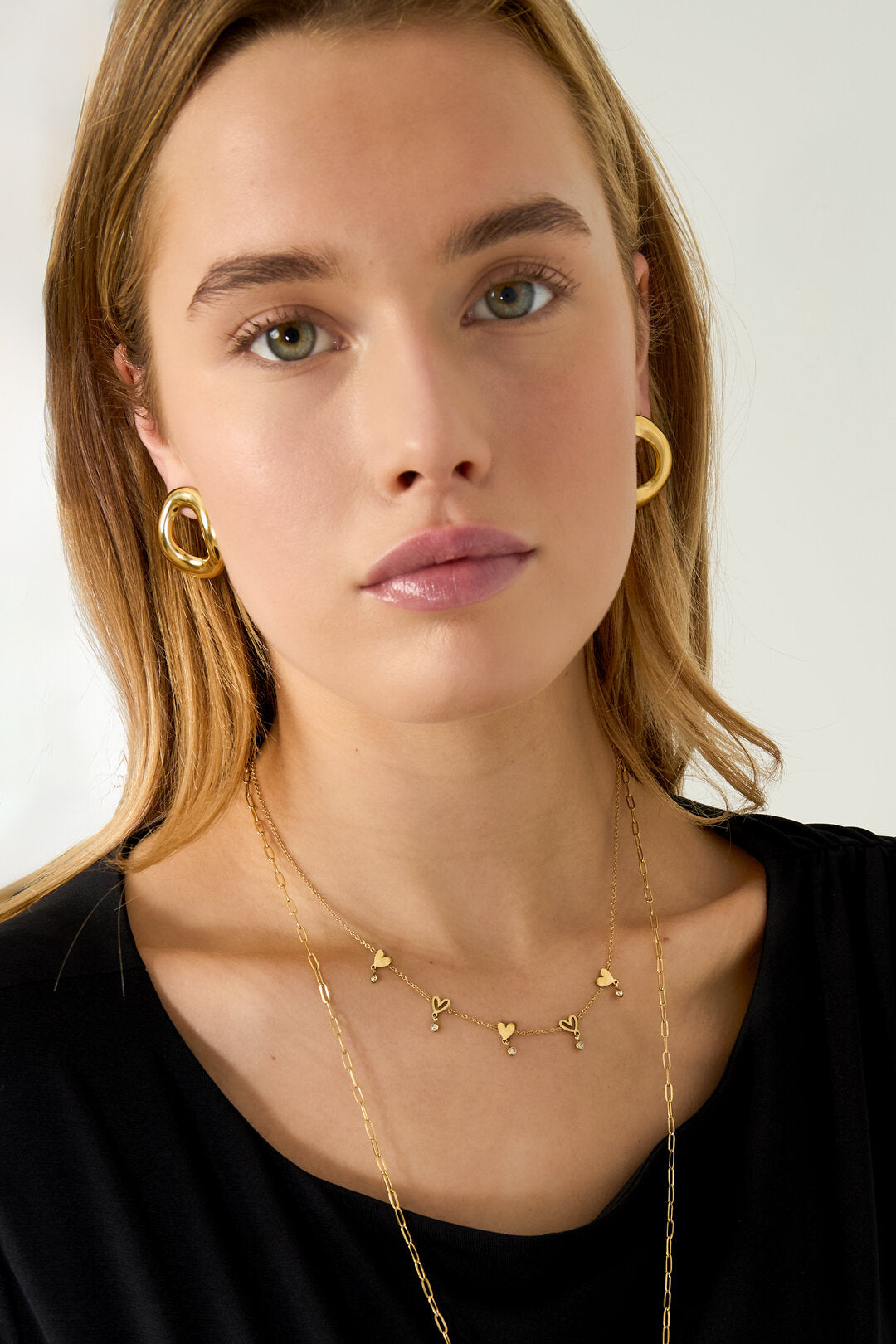 Collier orné de cœurs alternés et de pierres pendantes