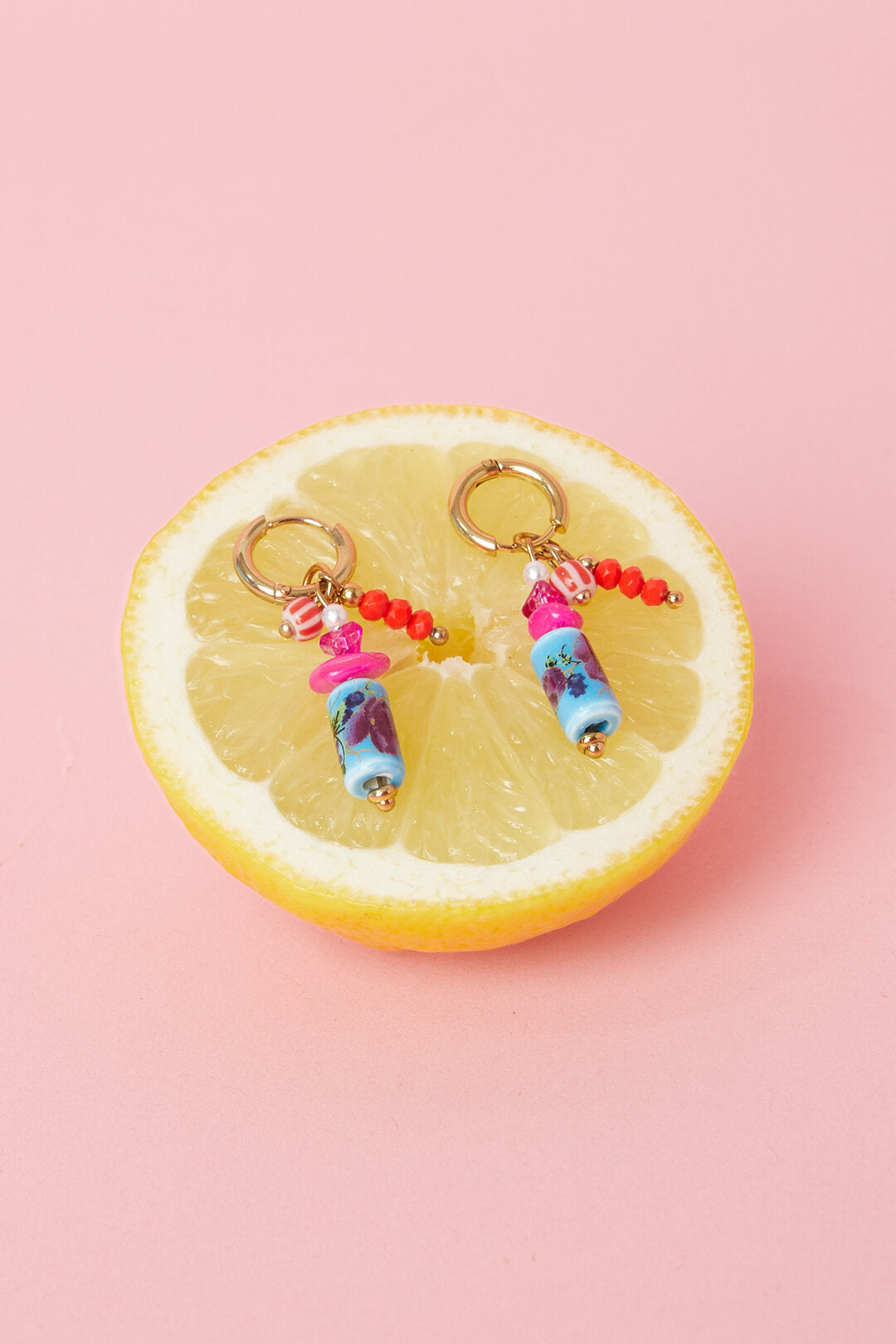 Boucles d'oreilles avec perles pendantes et imprimé floral