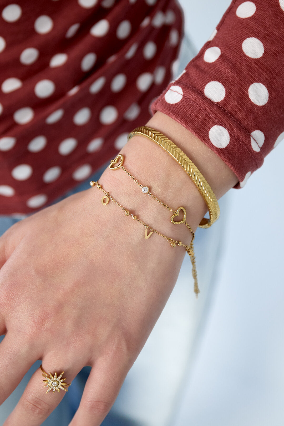 Bracelet en forme de cœur orné de pierres alternées