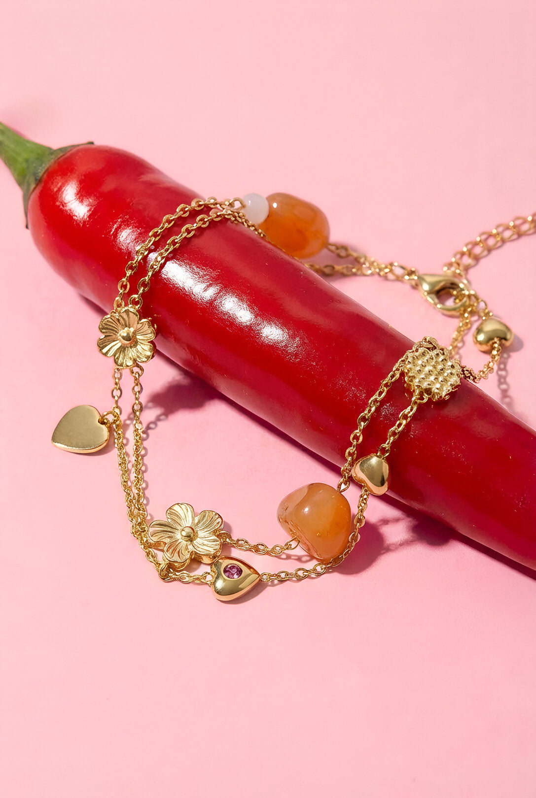 Bracelet à breloques avec perles orange, fleurs et cœurs