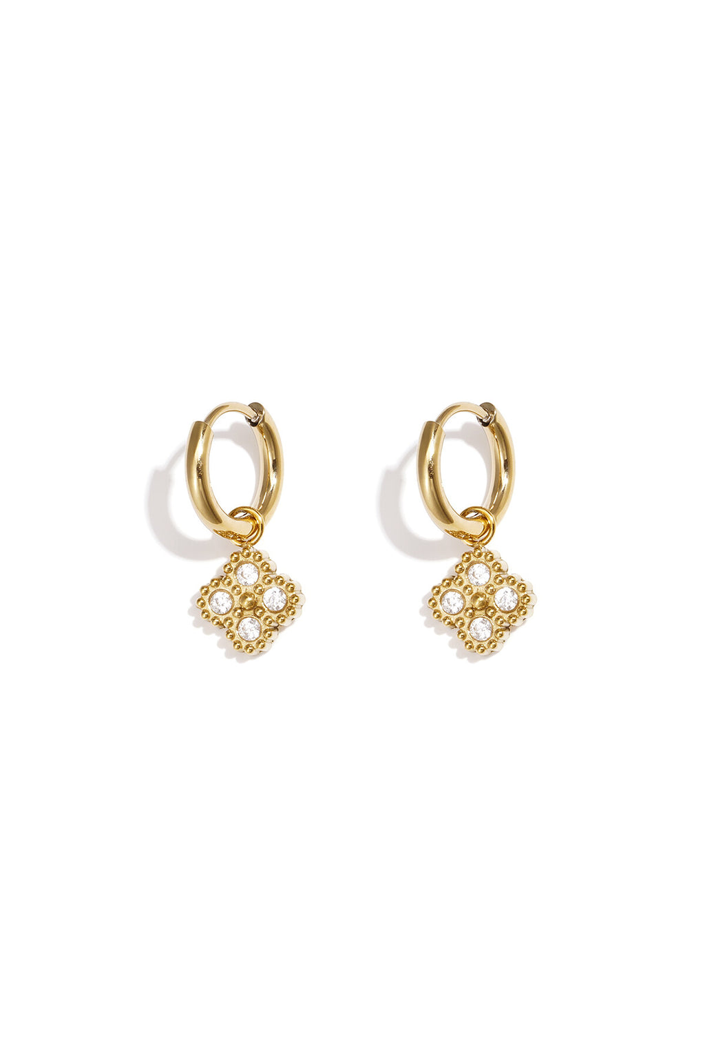 Petites boucles d'oreilles créoles avec breloque trèfle sertie de zirconiums