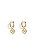 Petites boucles d'oreilles créoles avec breloque trèfle sertie de zirconiums