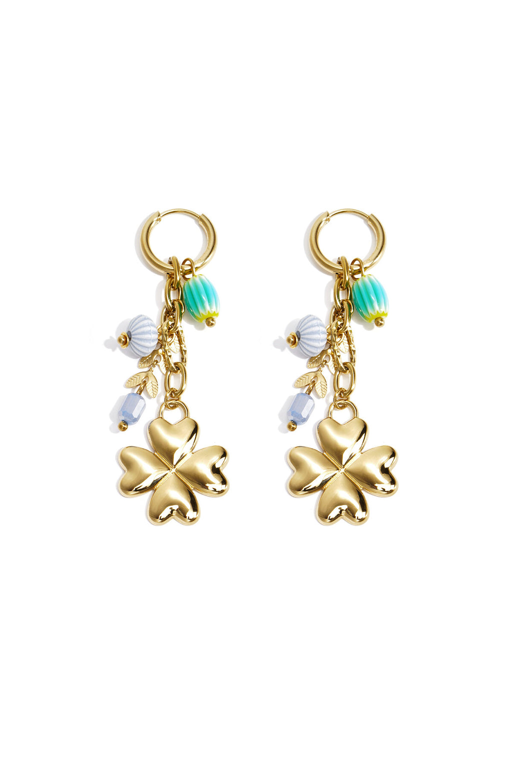 Petites boucles d'oreilles créoles ornées d'un trèfle, de perles et de feuilles pendantes