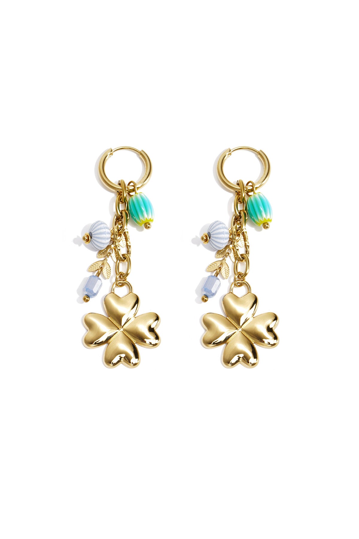 Petites boucles d'oreilles créoles ornées d'un trèfle, de perles et de feuilles pendantes