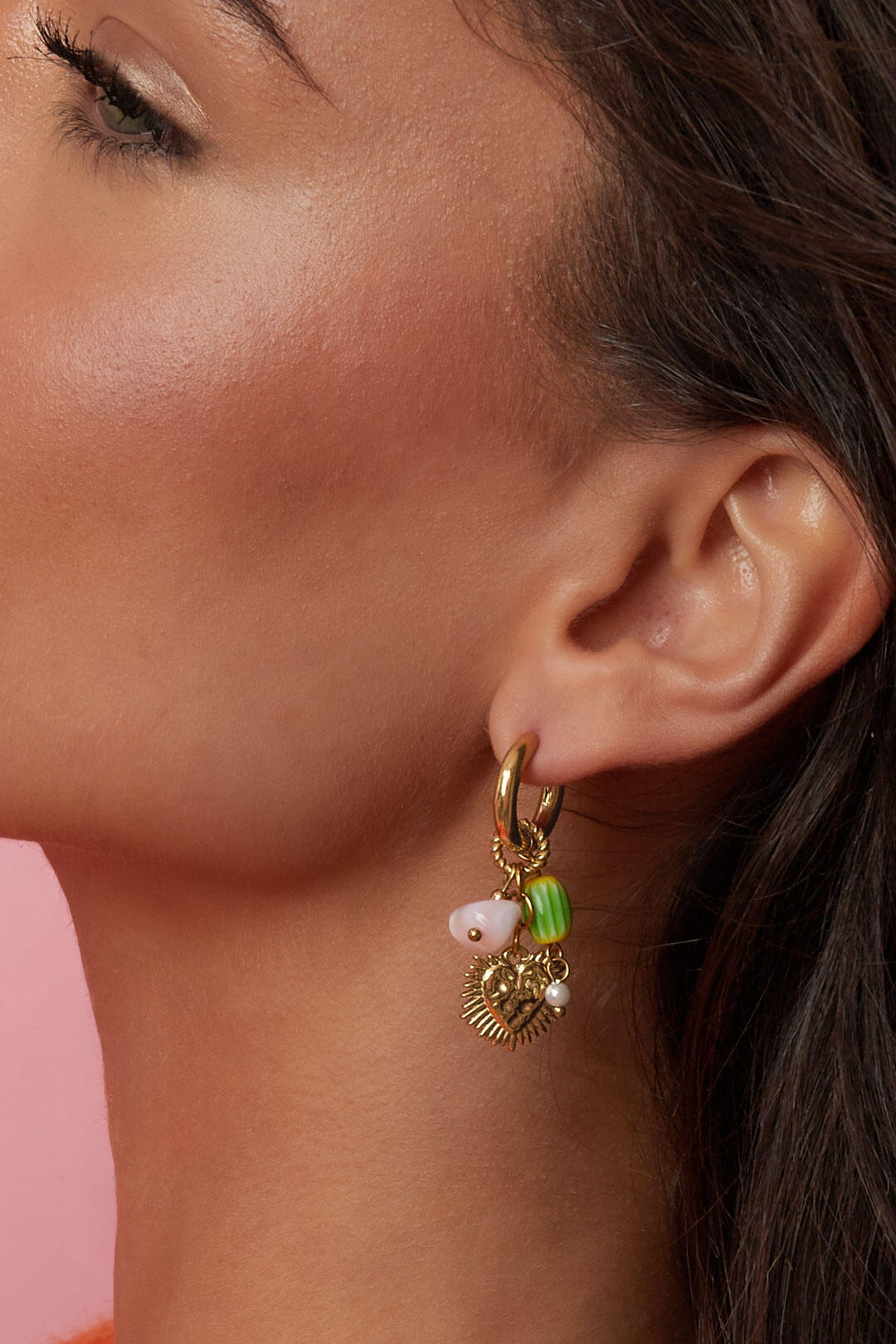 Boucles d'oreilles avec pendentifs en forme de cœur et de perles colorées