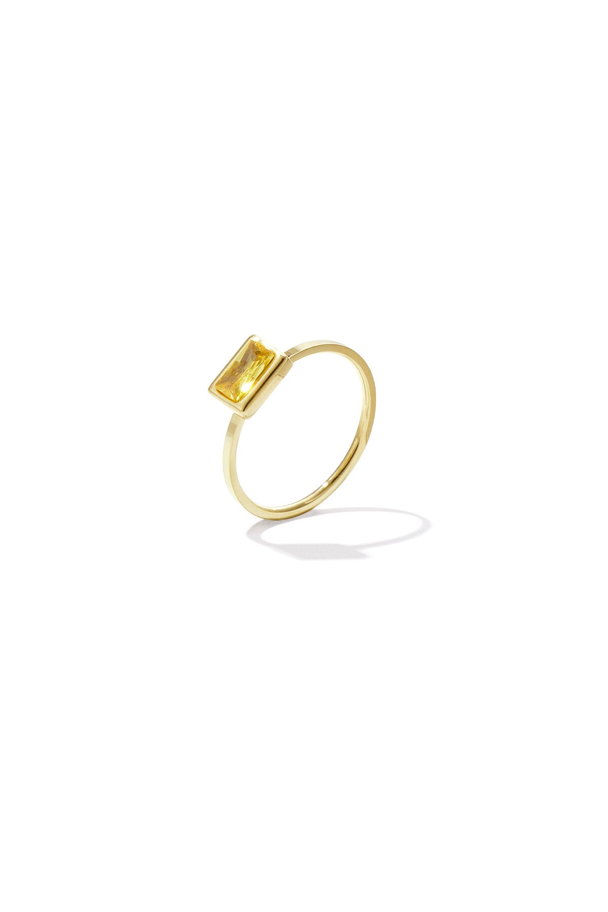 Bague ornée d'une pierre rectangulaire imposante