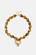 Collier de perles aux formes naturelles et orné d'un cœur suspendu
