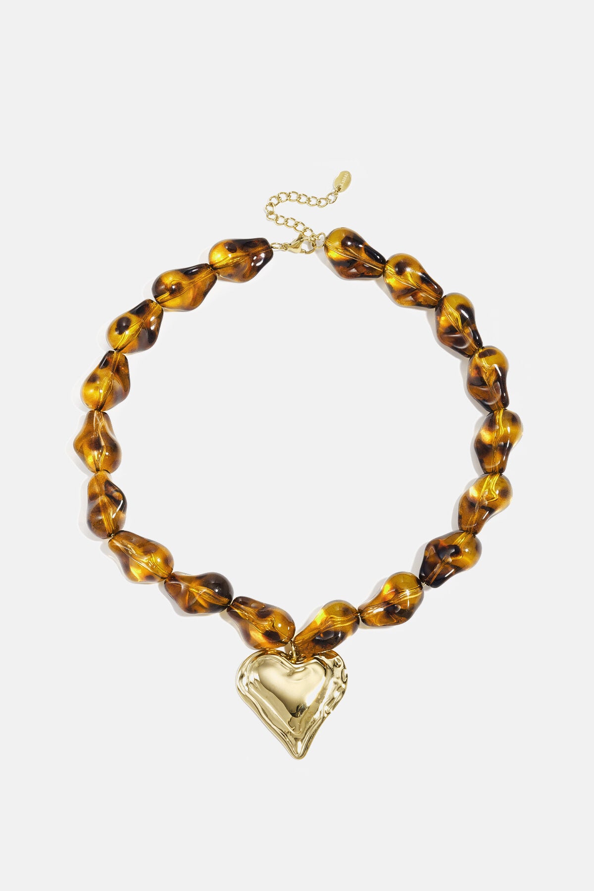 Collier de perles aux formes naturelles et orné d'un cœur suspendu