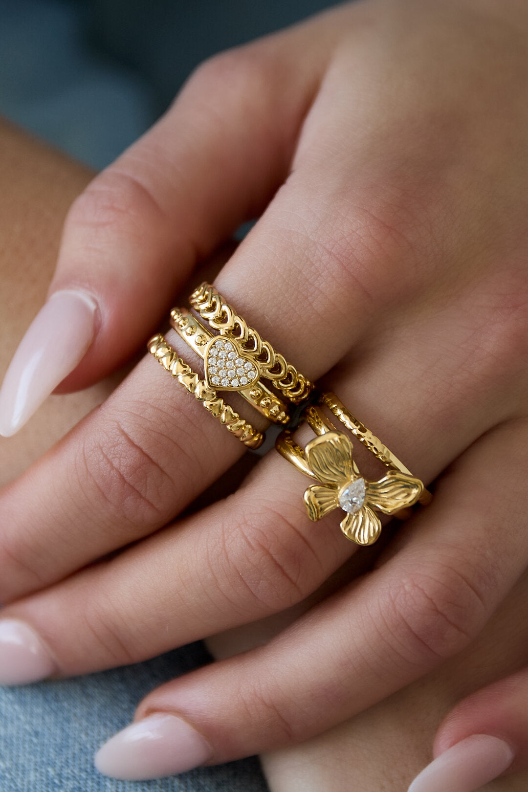 Bague imposante avec une rose au cœur
