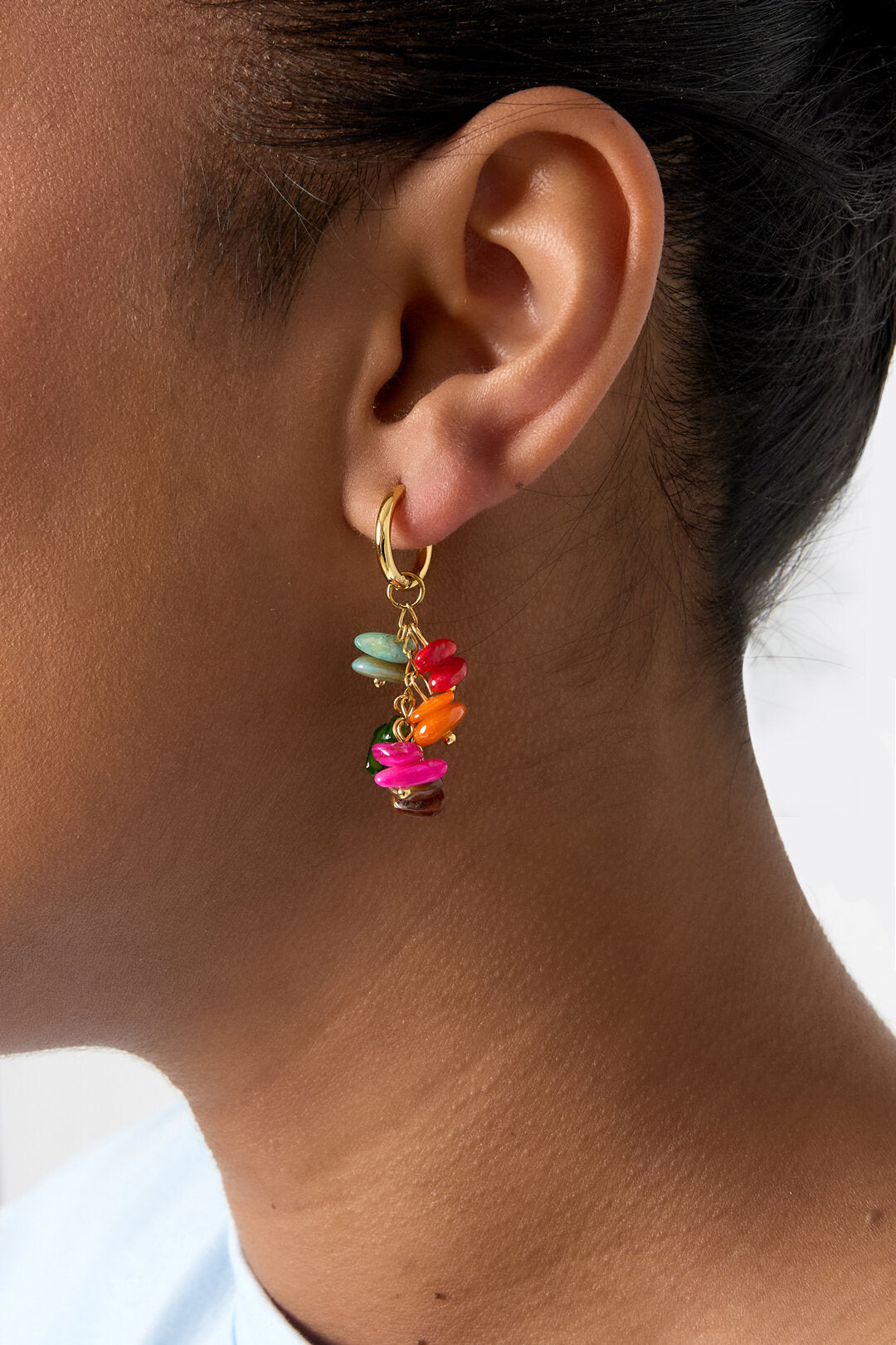 Petites boucles d'oreilles créoles avec pierres et perles pendantes
