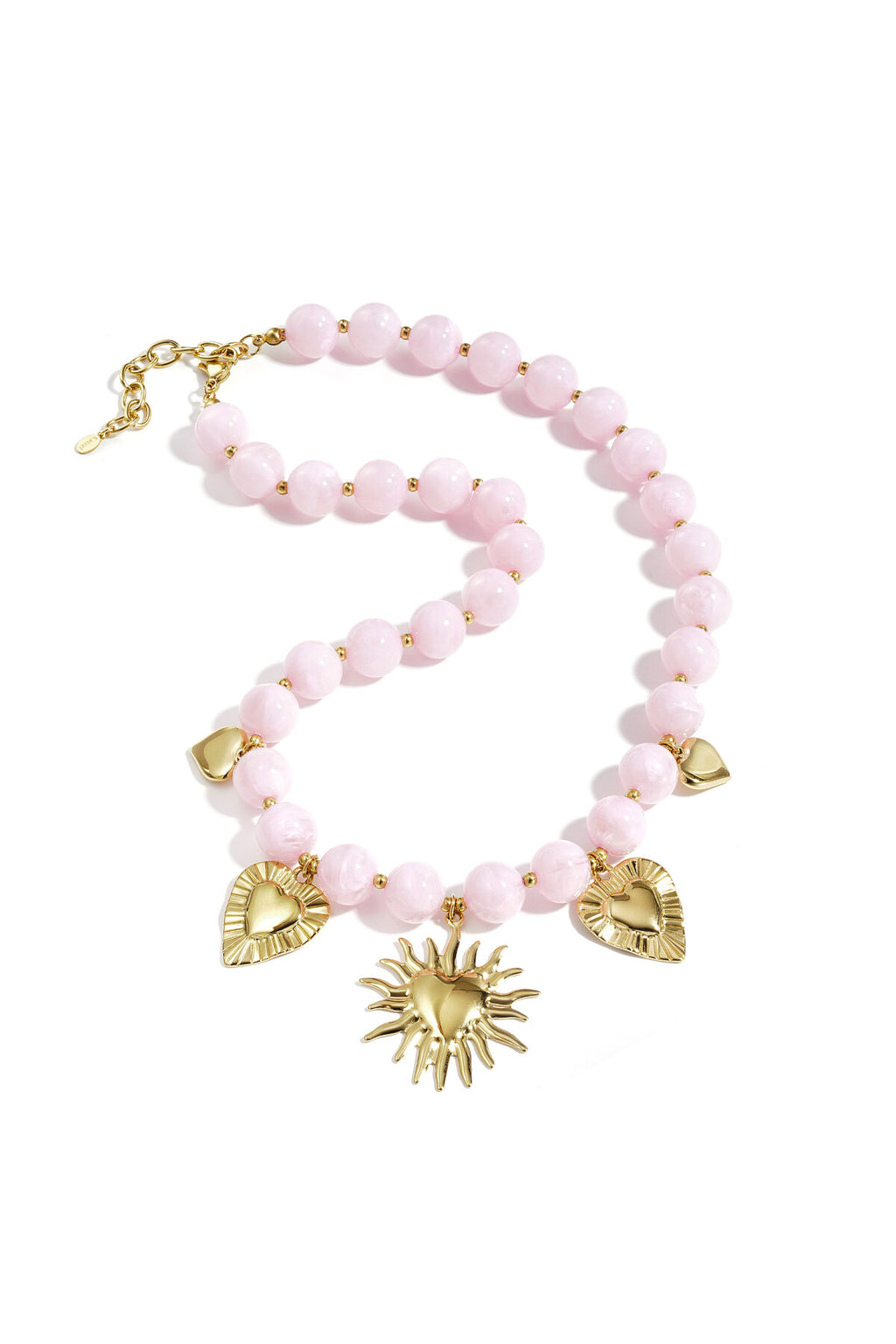 Collier de perles avec des breloques d'été