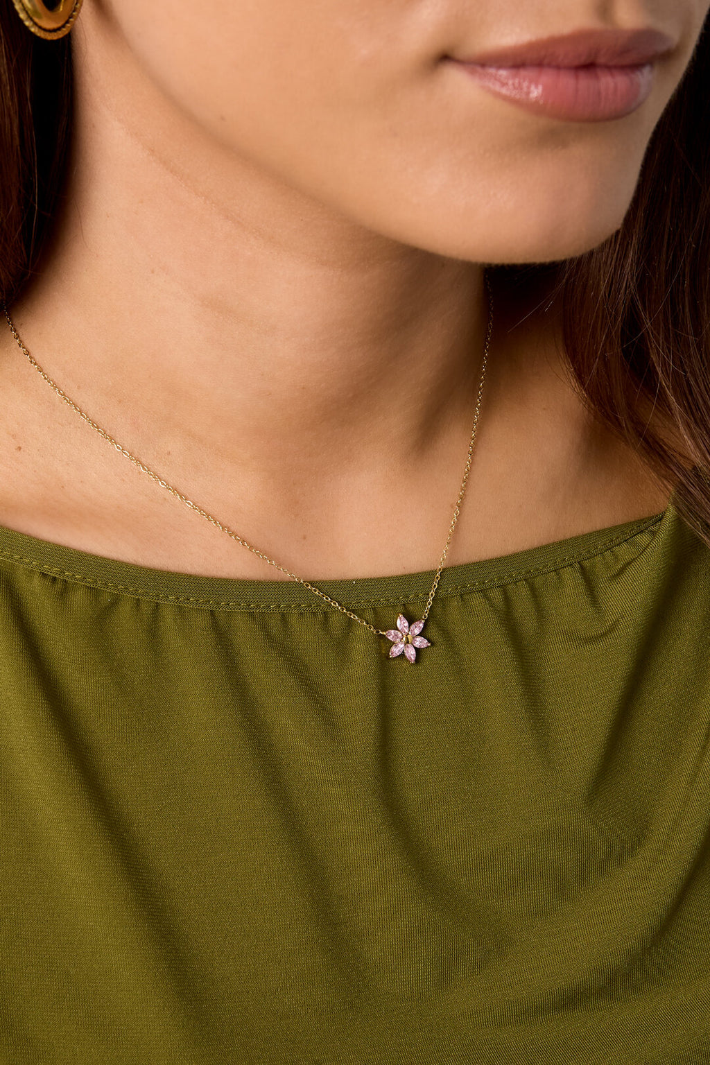 Collier orné d'une fleur en strass