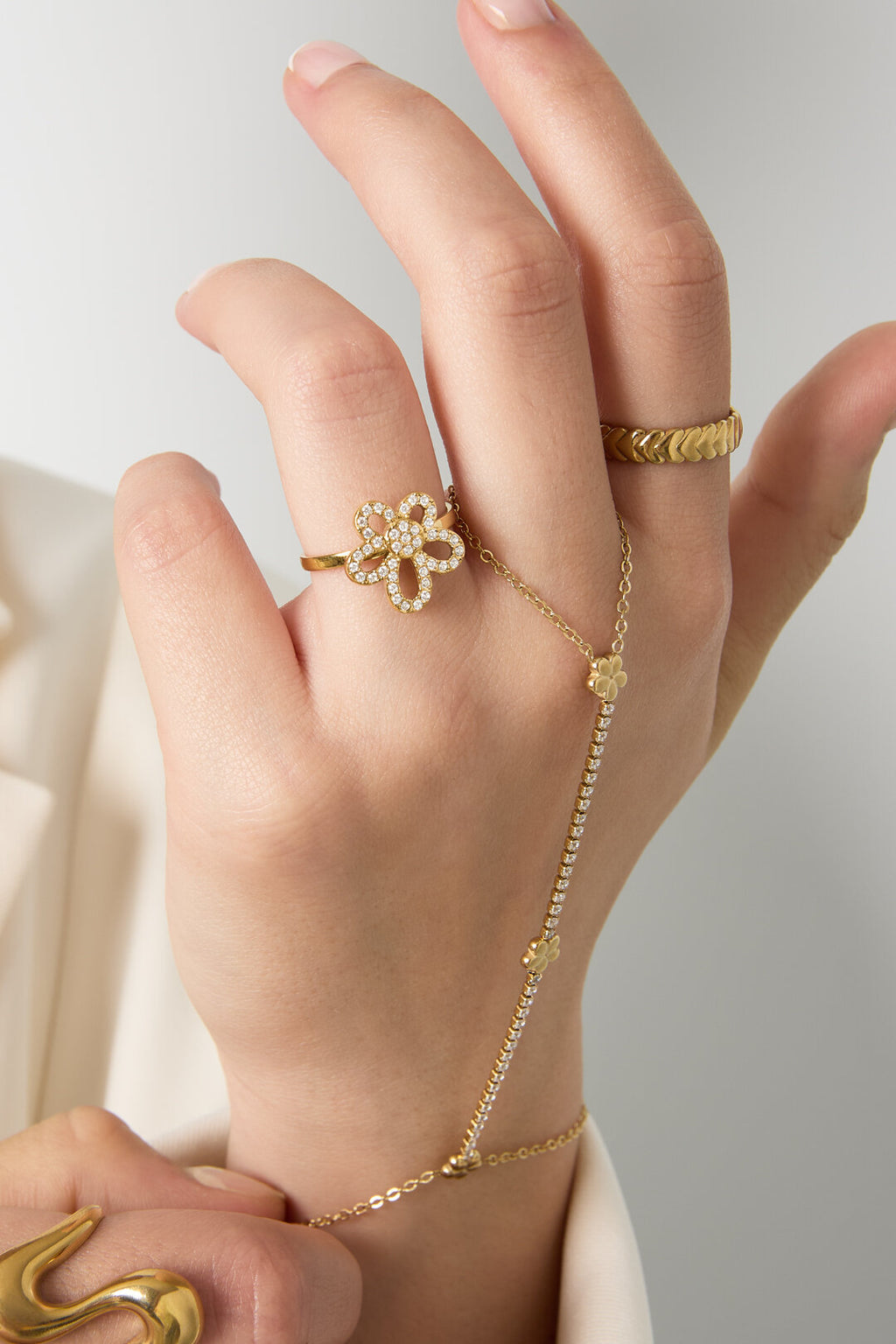 Bague ornée d'une fleur incrustée