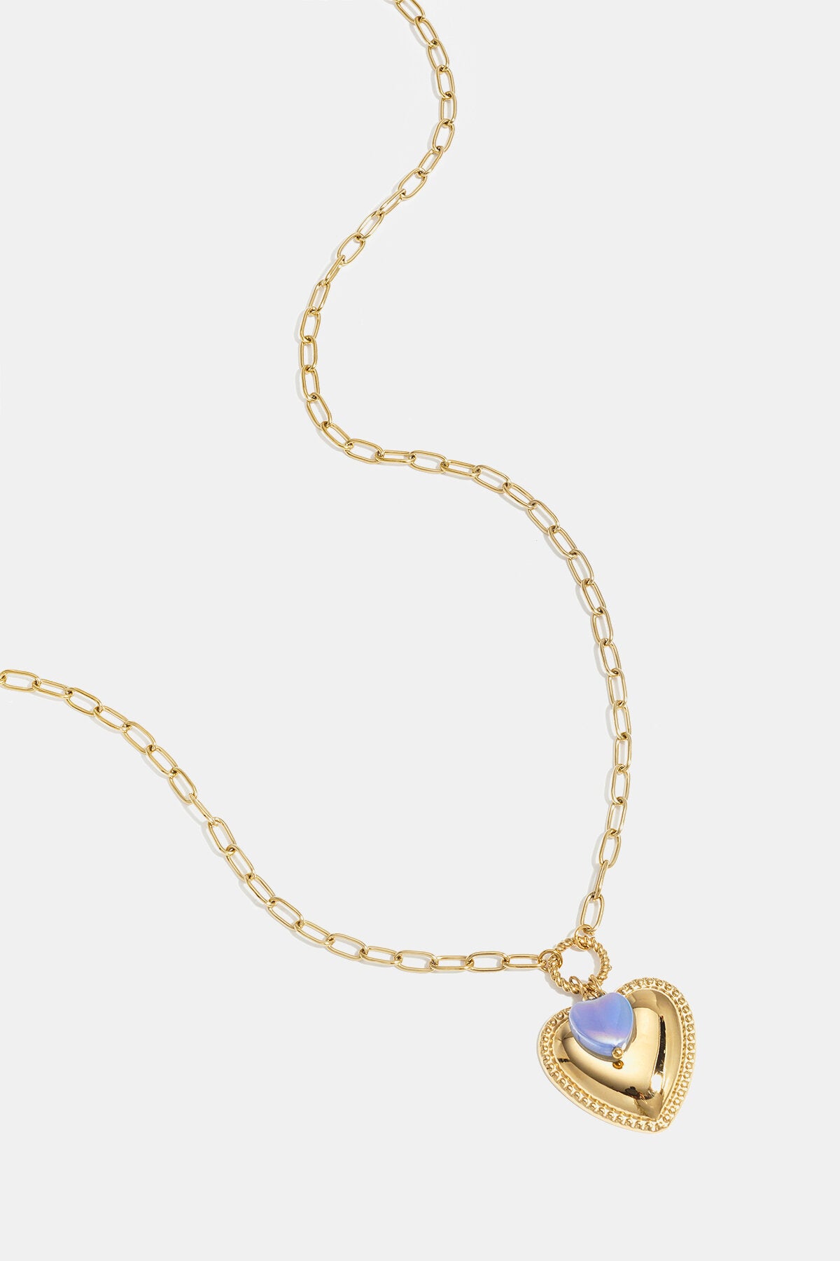 Collier avec pendentif en forme de cœur et perle sur une bague