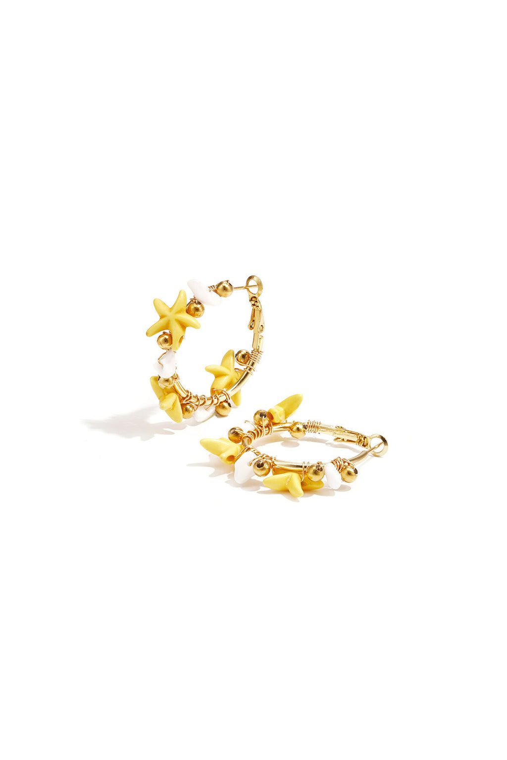 Boucles d'oreilles créoles ornées d'étoiles de mer et de perles dorées