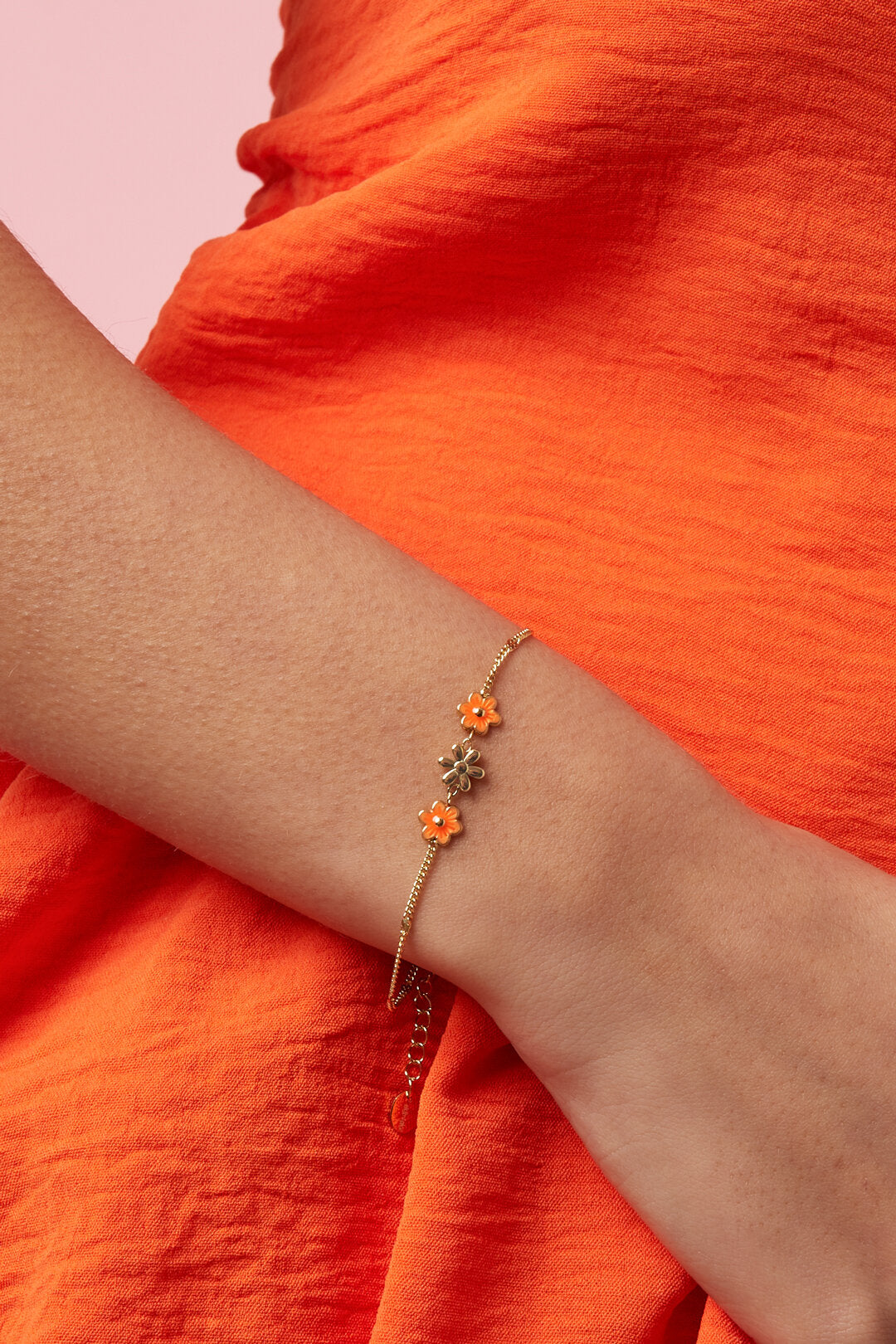 Bracelet orné de fleurs colorées