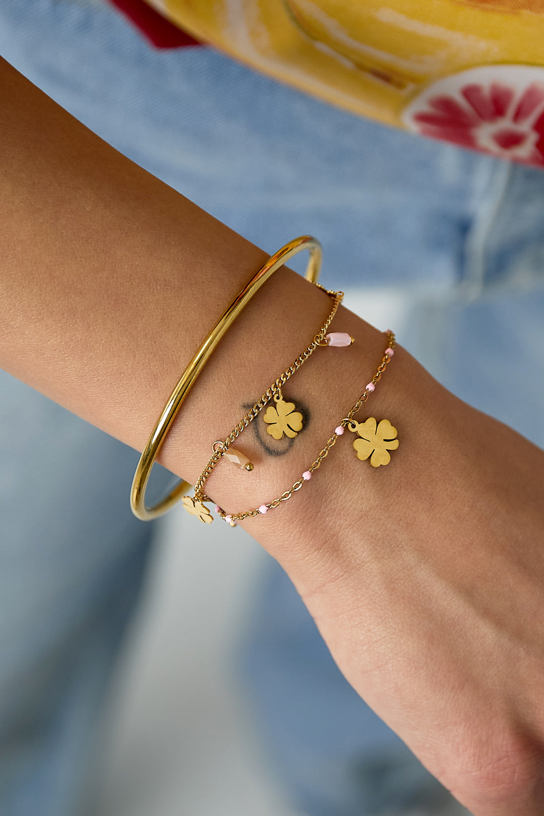 Bracelet avec breloques trèfle et perles