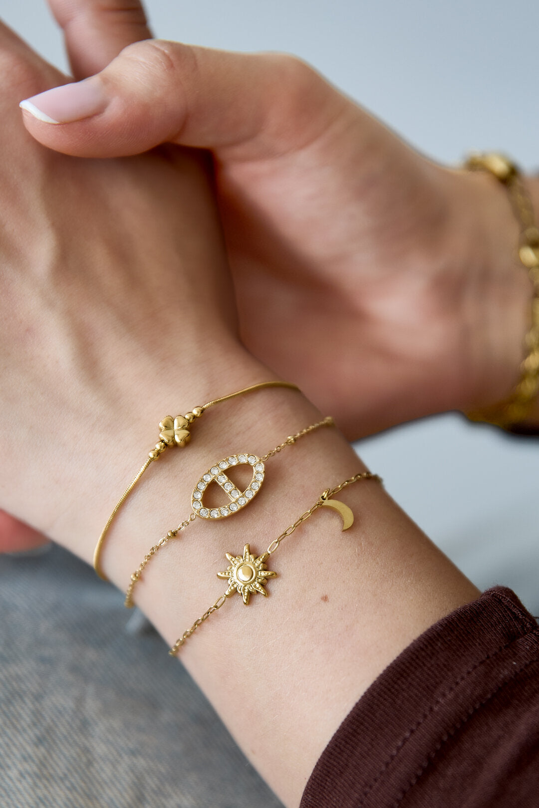 Bracelet minimaliste orné de trèfles et de perles