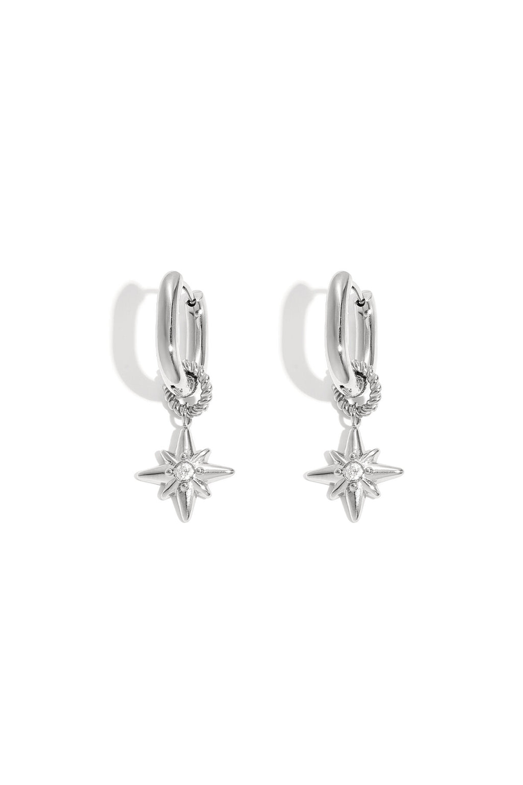 Boucles d'oreilles avec une étoile filante sur une petite bague
