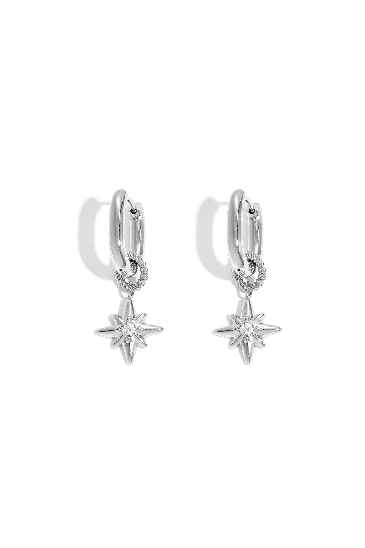 Boucles d'oreilles avec une étoile filante sur une petite bague