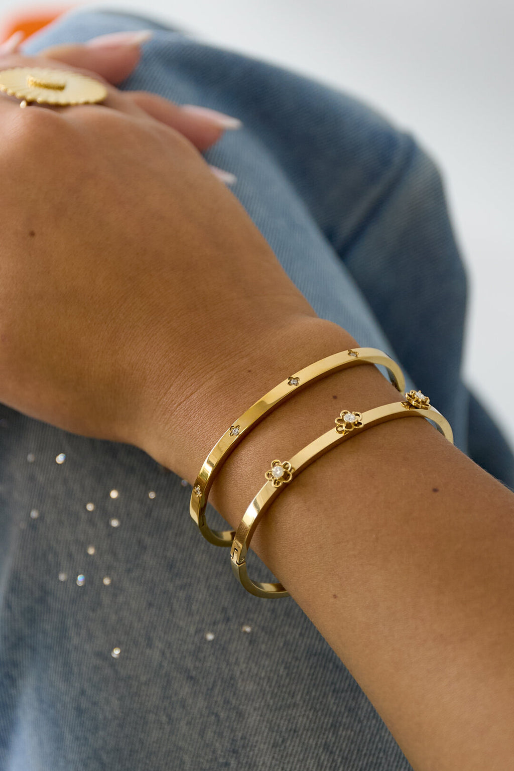 Bracelet orné de motifs floraux et de strass