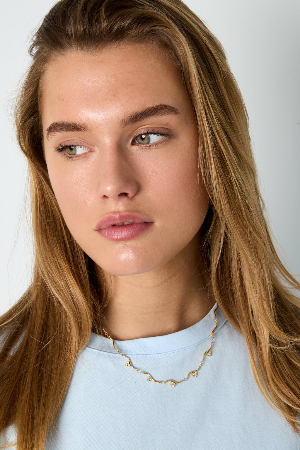 Collier orné de pierres à motif en zigzag