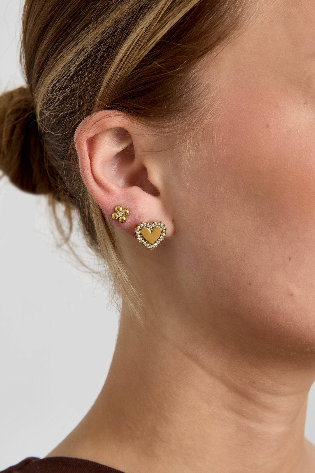 Boucles d'oreilles puces en forme de cœur aux bords sertis