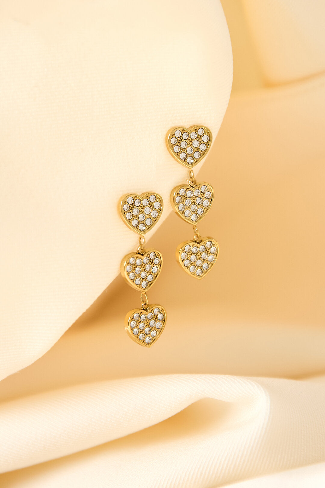 Boucles d'oreilles ornées de 3 cœurs.