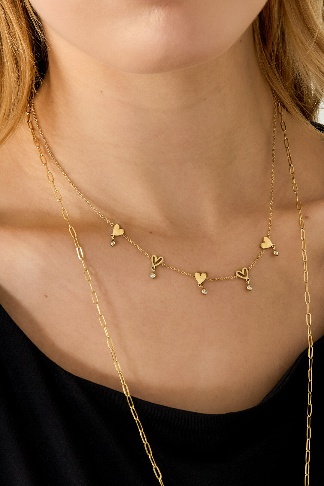 Collier orné de cœurs alternés et de pierres pendantes